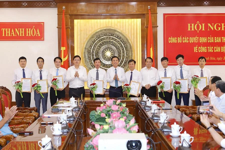 Bí thư Tỉnh ủy Thanh Hóa Đỗ Trọng Hưng trao quyết định và tặng hoa chúc mừng các cán bộ nhận nhiệm vụ mới. Ảnh: H.T