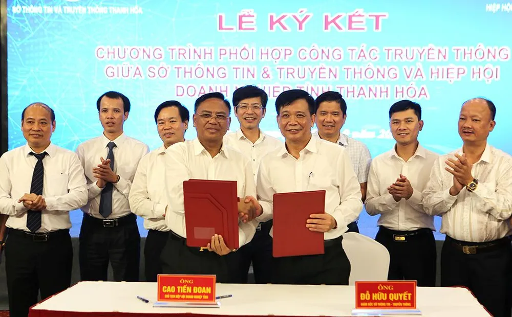 Ông Cao Tiến Đoan (trái), Chủ tịch Hiệp hội Doanh nghiệp và ông Đỗ Hữu Quyết, Giám đốc Sở TTTT tỉnh Thanh Hóa, đại diện kí kết chương trình phối hợp công tác truyền thông. Ảnh: ĐT