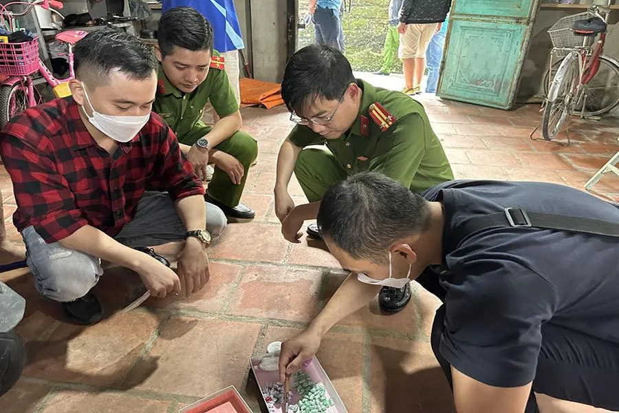 Công an TP Thanh Hóa thực hiện lệnh khám xét, thu giữ 105 gói heroin và 3 cục heroin. Ảnh: CACC