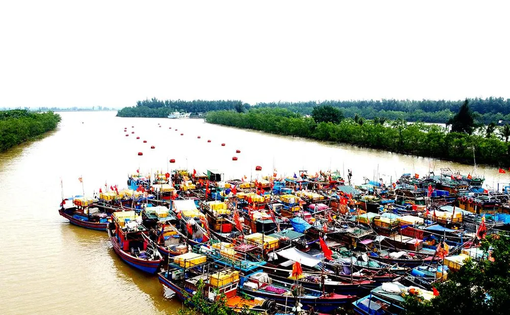 Thuyền bè tập trung tại âu thuyền phường Quảng Tiến (TP Sầm Sơn) để tránh trú bão Noru. Ảnh: Đ.T