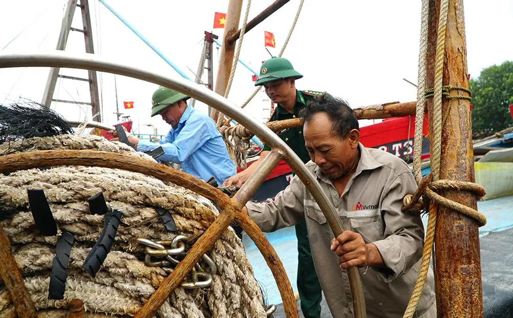 Ngư dân cảng Hới (TP Sầm Sơn, Thanh Hóa) đưa tầu thuyền vào nơi tránh trú bão. Ảnh: Đ.T