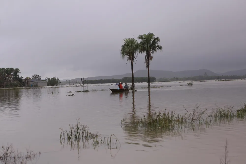 Con đường độc đạo dẫn vào thôn Kén nước ngập sâu gần 1m, cộng với nước chảy xiết đã khiến cuộc sống của người dân bị đảo lộn vì không thể ra bên ngoài. Ảnh: ĐẶNG TRUNG
