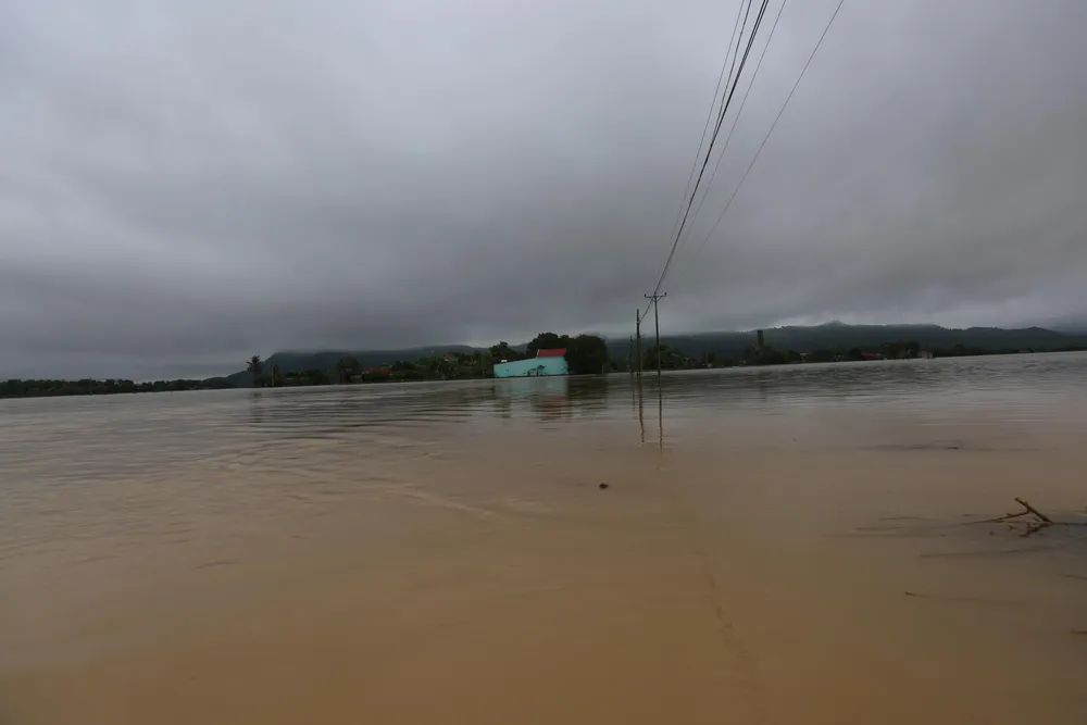 Mưa lũ kéo dài nhiều ngày qua, kết hợp với với xả lũ ở hồ Yên Mỹ đã khiến 172 hộ dân và 750 nhân khẩu ở thôn Kén (xã Tượng Sơn, huyện Nông Cống) bị cô lập hoàn toàn giữa mênh mông biển nước. Ảnh: ĐẶNG TRUNG