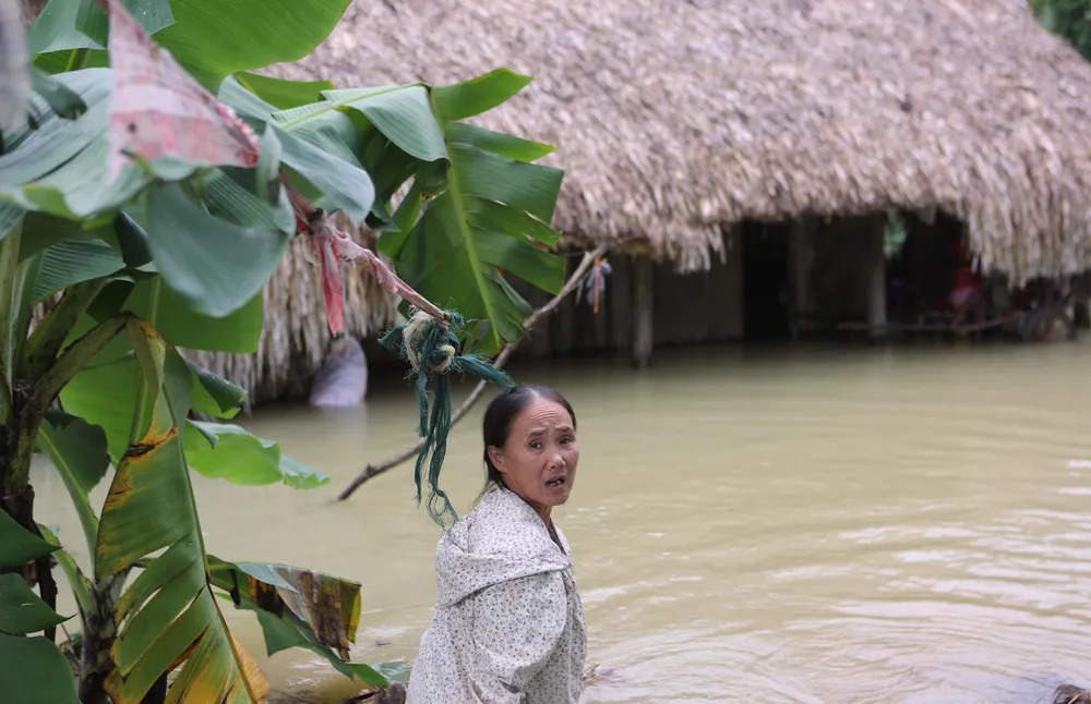 Nước lũ về nhanh khiến cuộc sống của người dân đảo lộn. Ảnh: ĐẶNG TRUNG