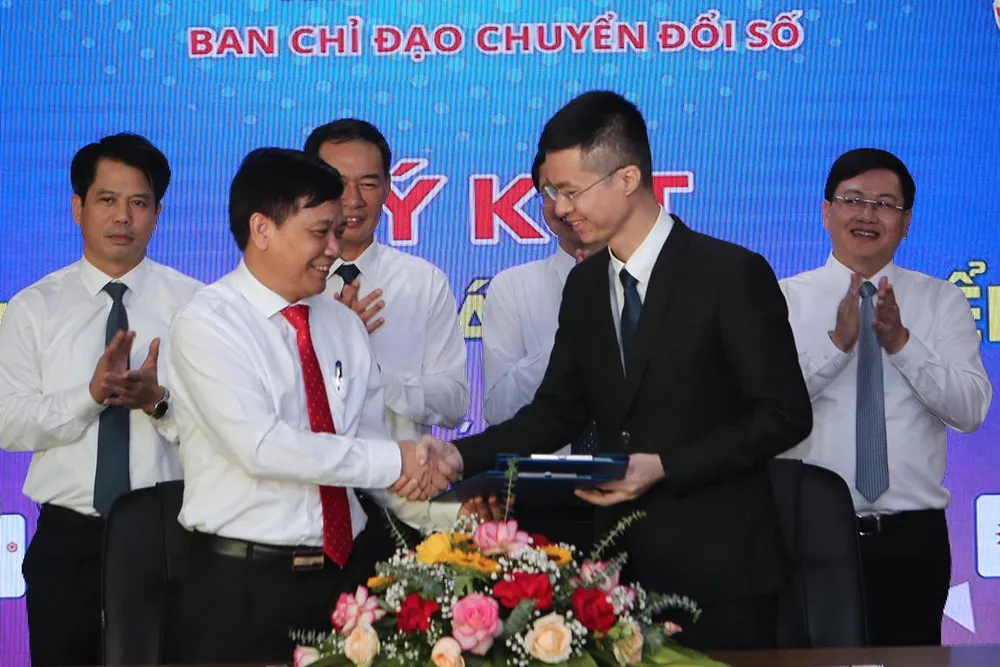 Ký kết hợp tác về Hỗ trợ trong công tác đảm bảo an toàn thông tin trong chuyển đổi số, phối hợp rà quét, xử lý thông tin xấu, độc trên không gian mạng giữa Cục An toàn thông tin, Bộ TT&amp;TT và Sở TT&amp;TT Thanh Hóa. Ảnh: ĐẶNG TRUNG