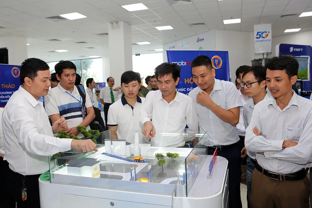 Lãnh đạo địa phương, người dân được giới thiệu về mô hình quản lý đô thị thông minh. Ảnh: ĐẶNG TRUNG