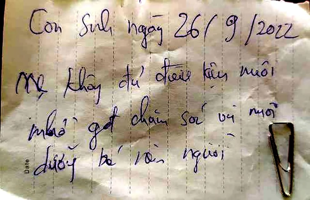 Tờ giấy với nội dung: "Con sinh ngày 26-9-2022, mẹ không đủ điều kiện nuôi nên nhờ gia đình chăm sóc và nuôi dưỡng bé nên người”. Ảnh: Người dân cung cấp Tờ giấy với nội dung: "Con sinh ngày 26-9-2022, mẹ không đủ điều kiện nuôi nên nhờ gia đình chăm sóc và nuôi dưỡng bé nên người”. Ảnh: Người dân cung cấp