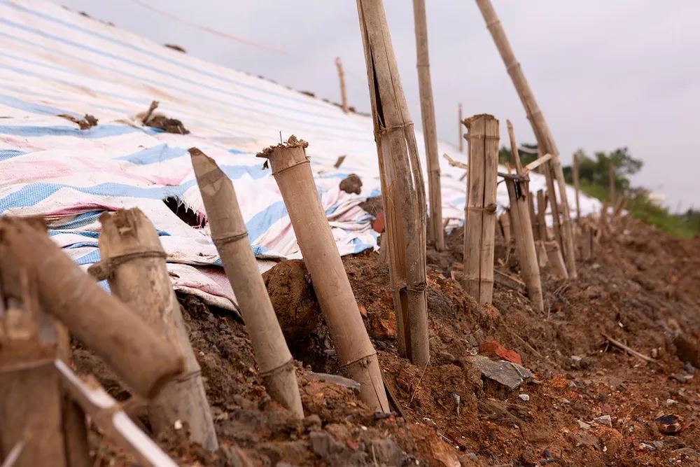 Có điểm sụt lún sâu nhất tới 1,3m và có 2 vị trí sụt lún nghiêm trọng kéo dài khoảng 80m.