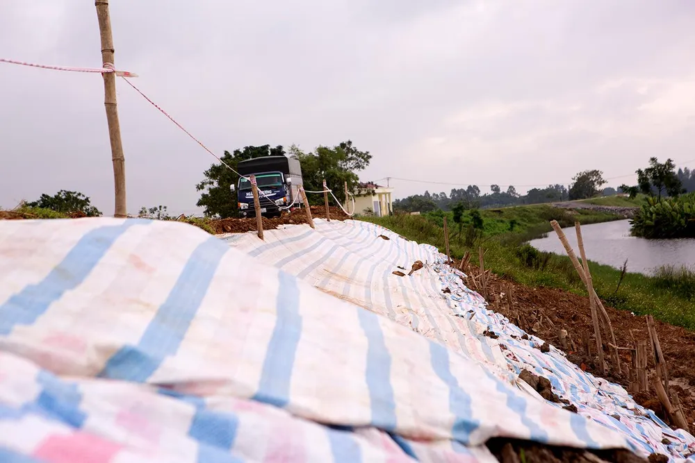 Ngay sau khi xảy ra sự cố sụt lún, UBND TP Thanh Hóa đã triển khai các giải pháp đảm bảo an toàn bước đầu cho tuyến đê và người dân.