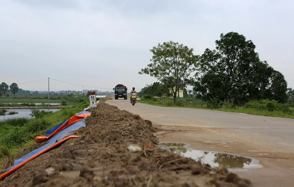 Ông Lê Đức Giang cũng yêu cầu UBND TP Thanh Hóa tiếp tục cắt cử lực lượng canh đê 24/24 giờ, cắm biển cảnh báo nguy hiểm.