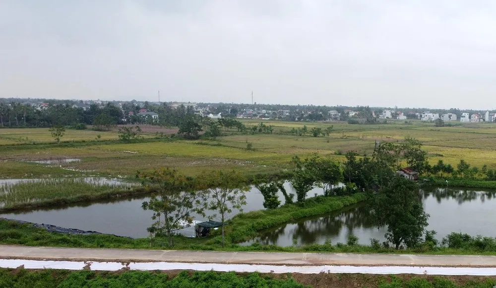 Đoạn đê sụt lún nhìn từ trên cao và tuyến đê trọng yếu bảo vệ cho khoảng 29.000 người dân thuộc 5 xã vùng tả ngạn sông Mã.