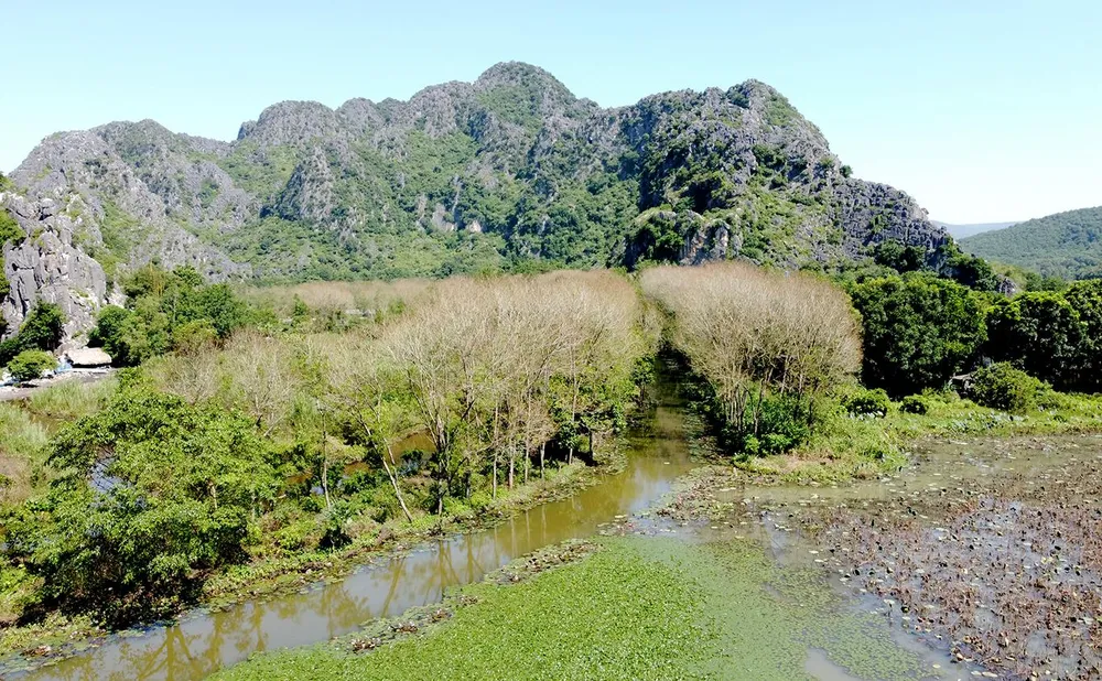 Những vạt củ ấu xanh nhìn từ trên cao ở danh thắng Kim Sơn đắm say lòng người. Ảnh: ĐẶNG TRUNG