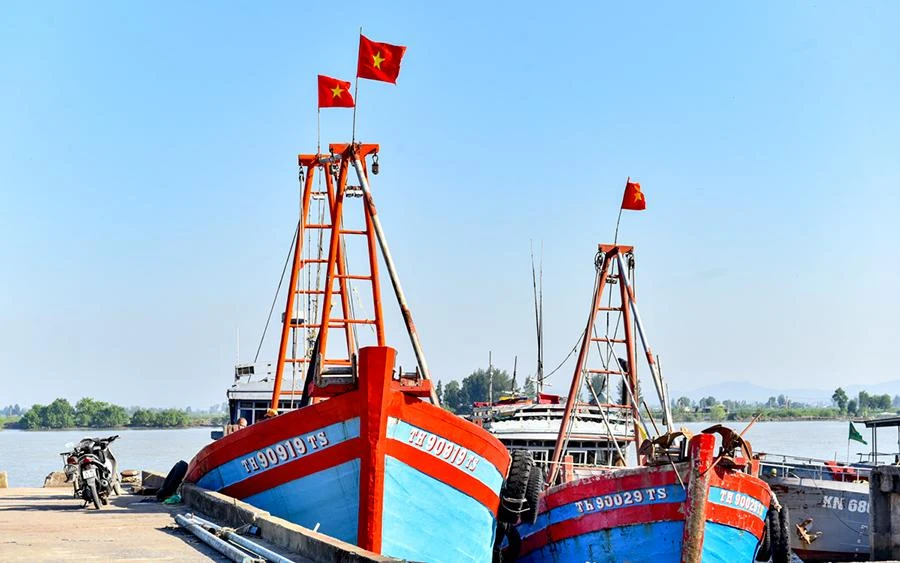 Lá cờ Tổ quốc tung bay trên tàu ngư dân Thanh Hóa. Ảnh: Đ.T