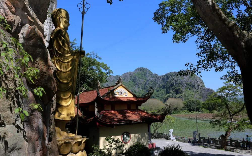 Chùa Ngọc Sơn Linh Ứng, thiền tự ở xứ Thanh với lưng tựa vào núi được kiến trúc theo kiểu chữ Đinh, bên ngoài là tiền đường ba gian hai lớp mái cong lợp ngói đỏ, phía trong là hậu cung một gian. Ảnh: ĐĂNG TRUNG