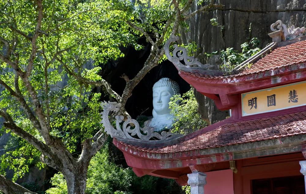 Cảnh đẹp bên mái hiên chùa Linh ứng giữa núi rừng hùng vĩ nơi đây. Ảnh: ĐẶNG TRUNG