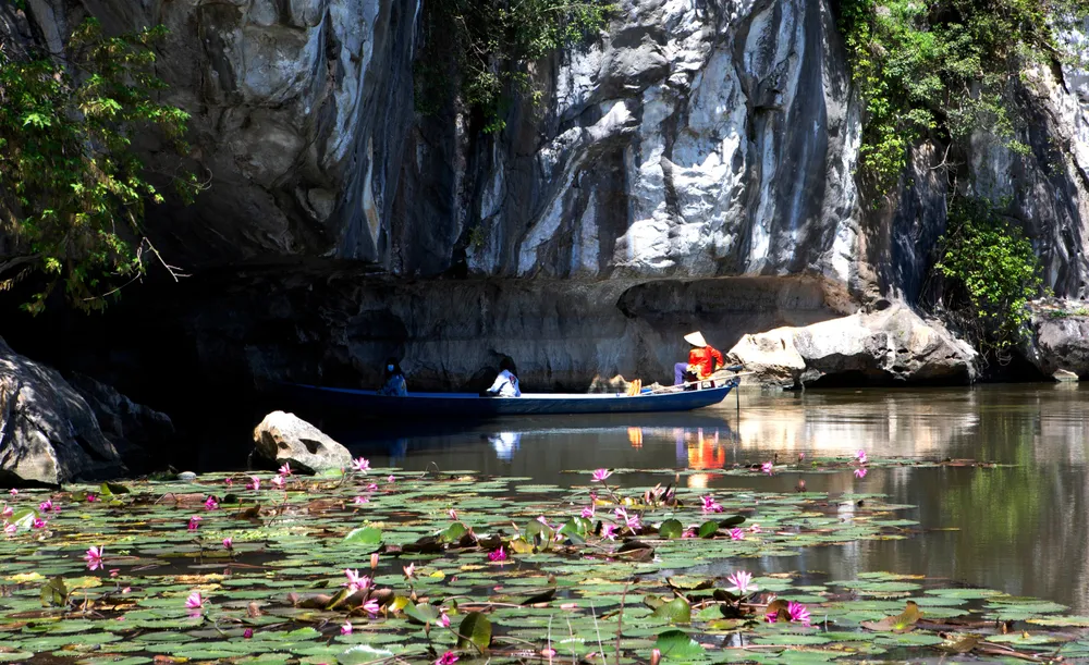 Du khách còn được trải nghiệm đắm mình với thiên nhiên hoang sơ, kỳ vĩ trong động nước Kim Sơn. Ảnh: ĐẶNG TRUNG