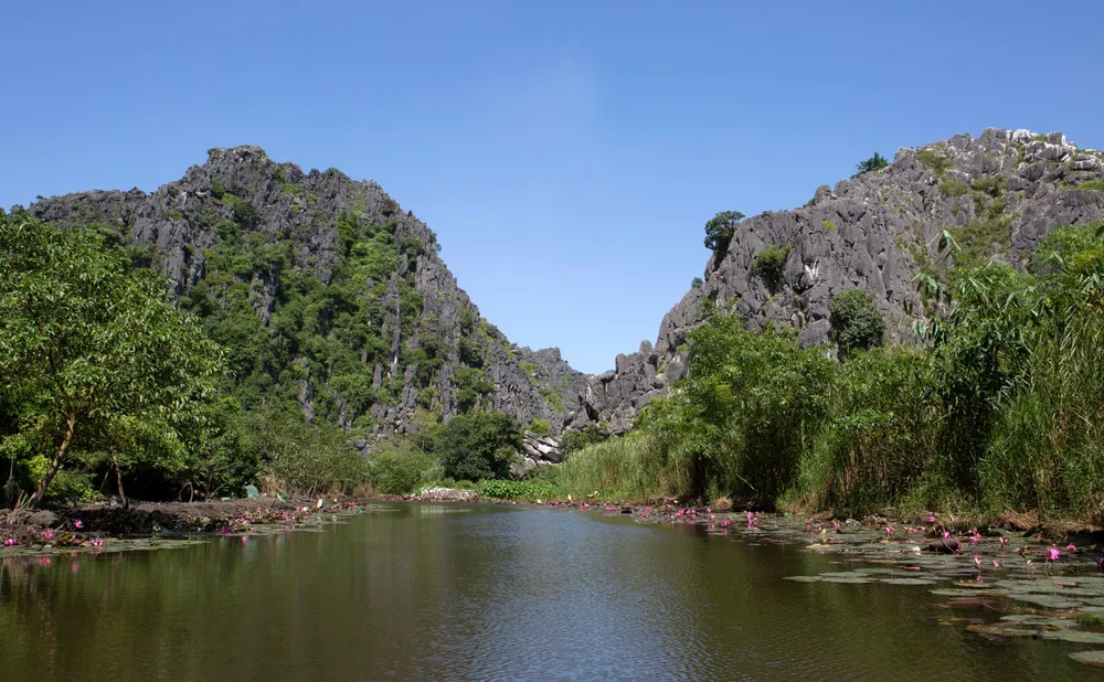Vùng nước biếc non xanh ẩn hiện dưới màn mưa, đẹp đến nao lòng. Ảnh: ĐẶNG TRUNG