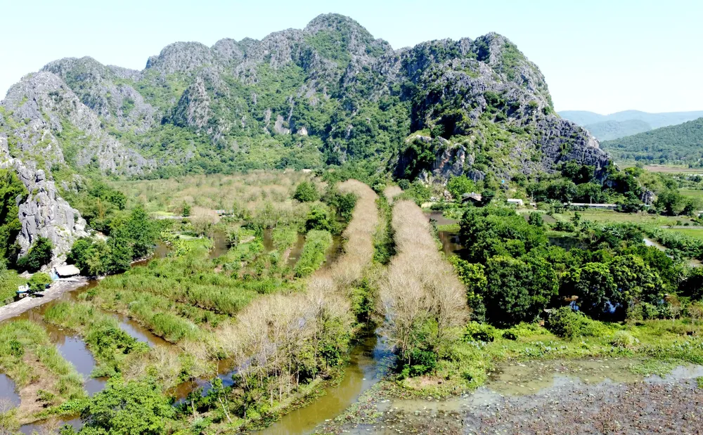 Quần thể danh thắng Kim Sơn nhìn từ trên cao mùa thay lá. Ảnh: ĐẶNG TRUNG