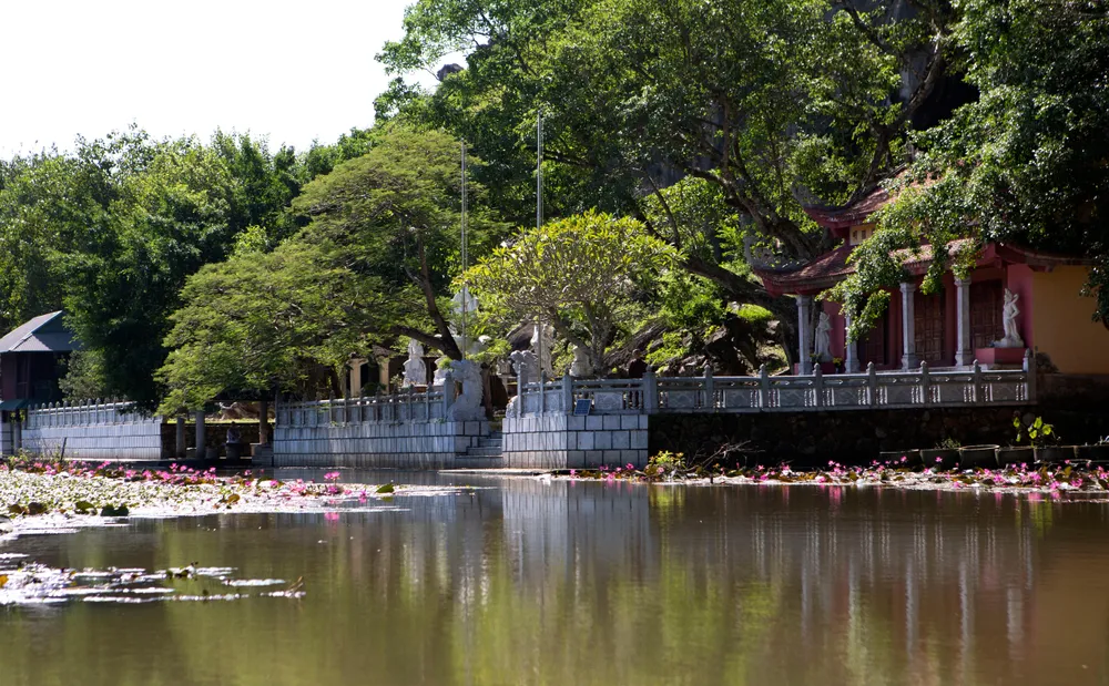 Đến với Kim Sơn du khách còn ngắm cảnh Chùa Linh Ứng nằm ở vị trí sơn thủy hữu tình tuyệt mỹ ở khoảng giữa của cửa Ngọc Kiều động và Kim Sơn động. Ảnh: ĐẶNG TRUNG
