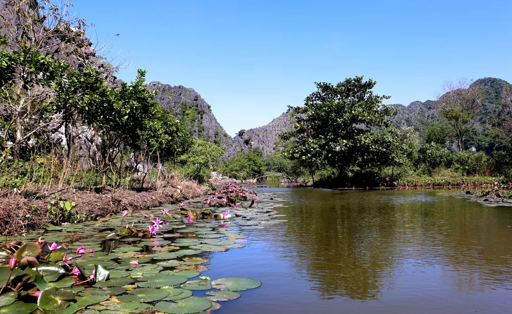 Từ chùa Linh ứng nhìn ra dòng suối Ấu ở góc độ nào cũng khiến du khách say đắm bởi vẻ đẹp hoang sơ, thuần khiết. Ảnh: ĐẶNG TRUNG