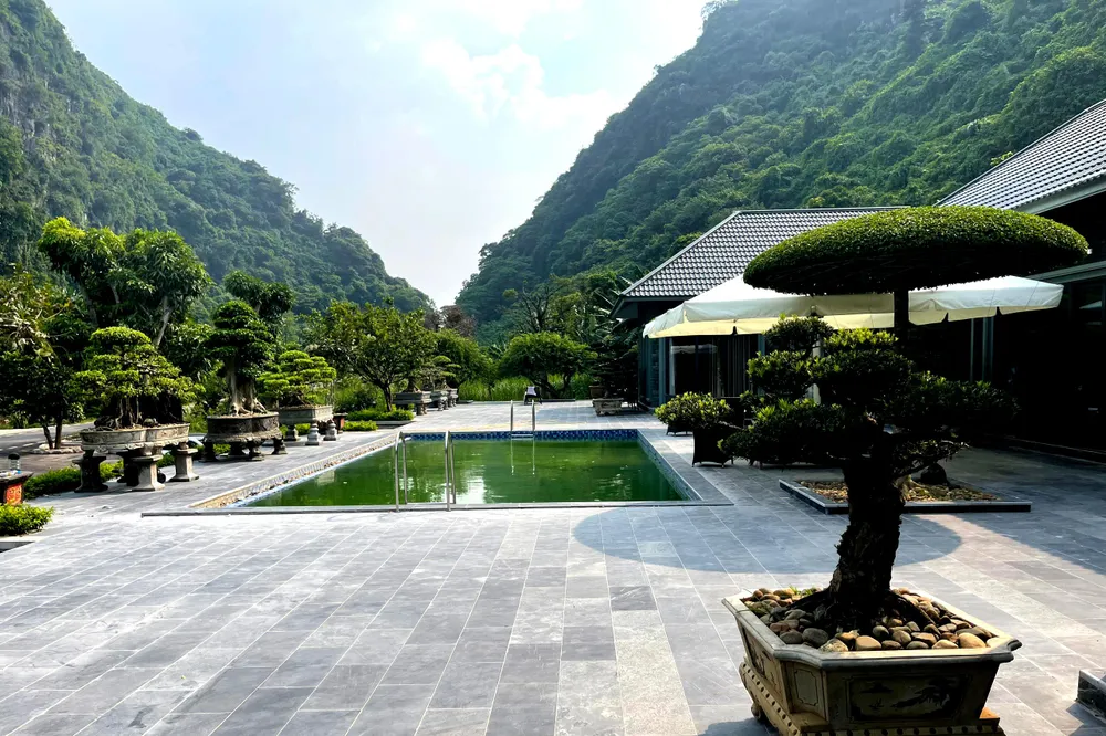 Gia đình ông Phạm Thanh Quý cho xây dựng nhà ở, bể bơi, sân lát đá trái phép trên đất quốc phòng, đất xã quản lý. Ảnh: ĐẶNG TRUNG