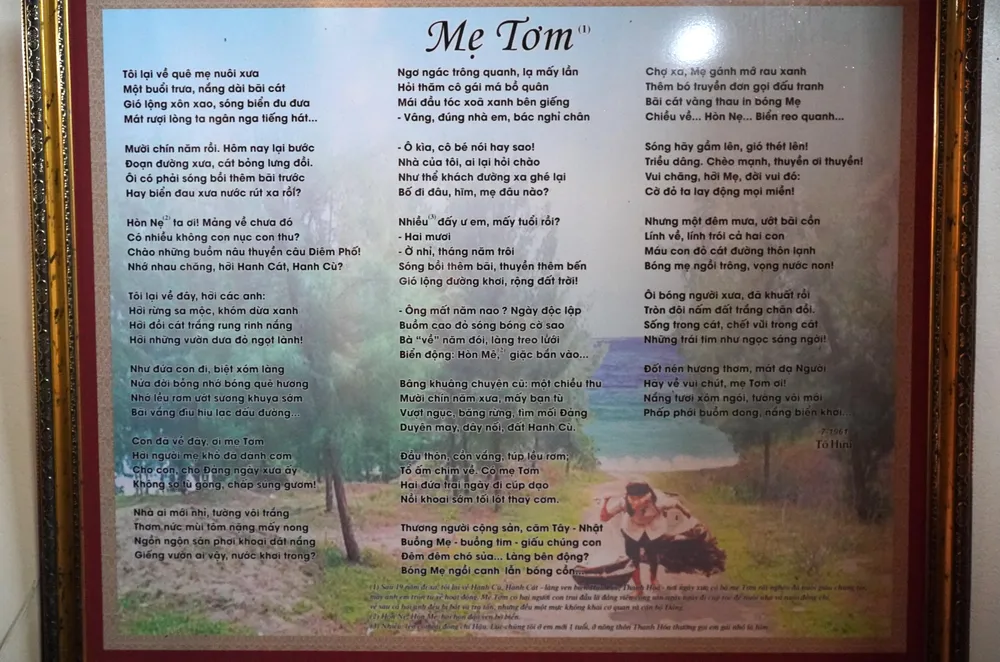 Phía bên phải ban thờ, trên tường là bài thơ &quot;Mẹ Tơm&quot; được viết tràn nửa bức tường. Ai đến có thể chụp ảnh hay đọc lại bài thơ nổi tiếng cách đây hơn nửa thế kỷ trước. Ảnh: ĐẶNG TRUNG