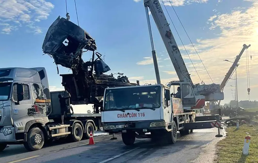 Xe đầu kéo bị thiêu rụi méo mó được cẩu đưa về để điều tra làm rõ nguyên nhân vụ tai nạn giao thông.