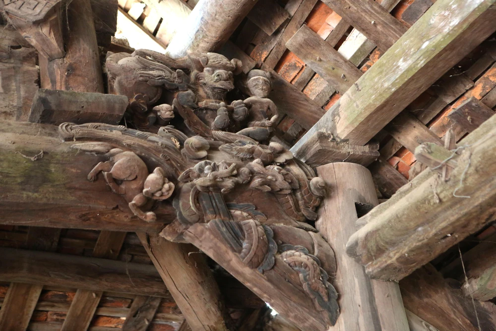 Đó còn là hình ảnh phản ánh đời sống sinh hoạt văn hóa Chăm vô cùng tinh xảo trên các xà, kèo. Ảnh: ĐẶNG TRUNG