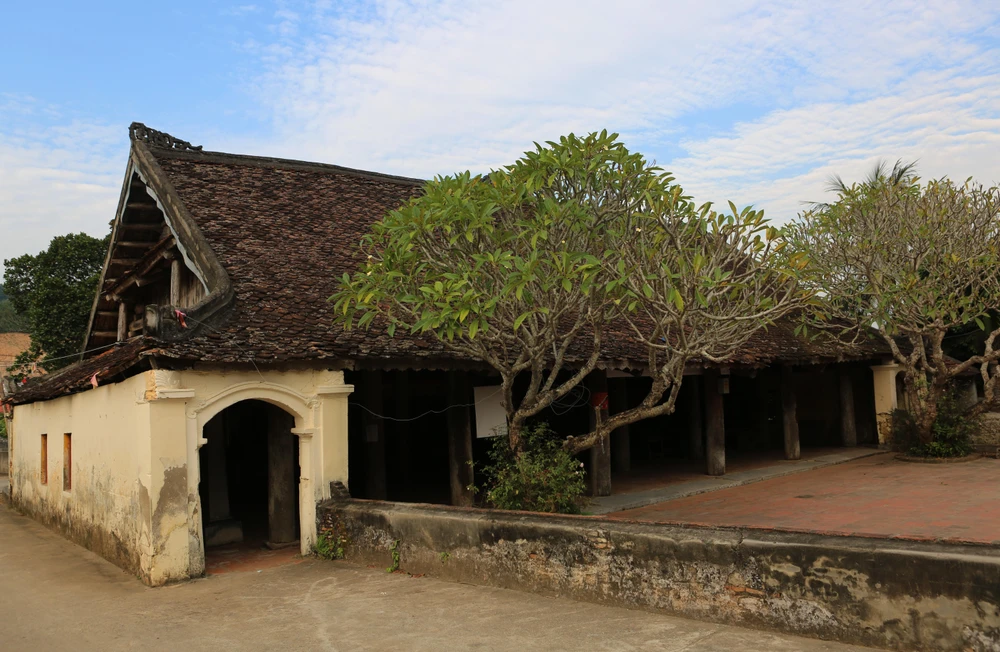 Đình làng Thượng Phú đã trải qua hơn 600 năm và dấu ấn văn hóa Chăm Pa hiển hiện bên trong các điêu khắc, hoa văn chạm trổ với kết cấu trong đình mang nét kiến trúc văn hóa cung đình với điêu khắc tứ linh đang được người dân làng Kim Sơn (Hà Đông, Hà Trung) gìn giữ, bảo tồn đến tận ngày nay. Ảnh: ĐĂNG TRUNG