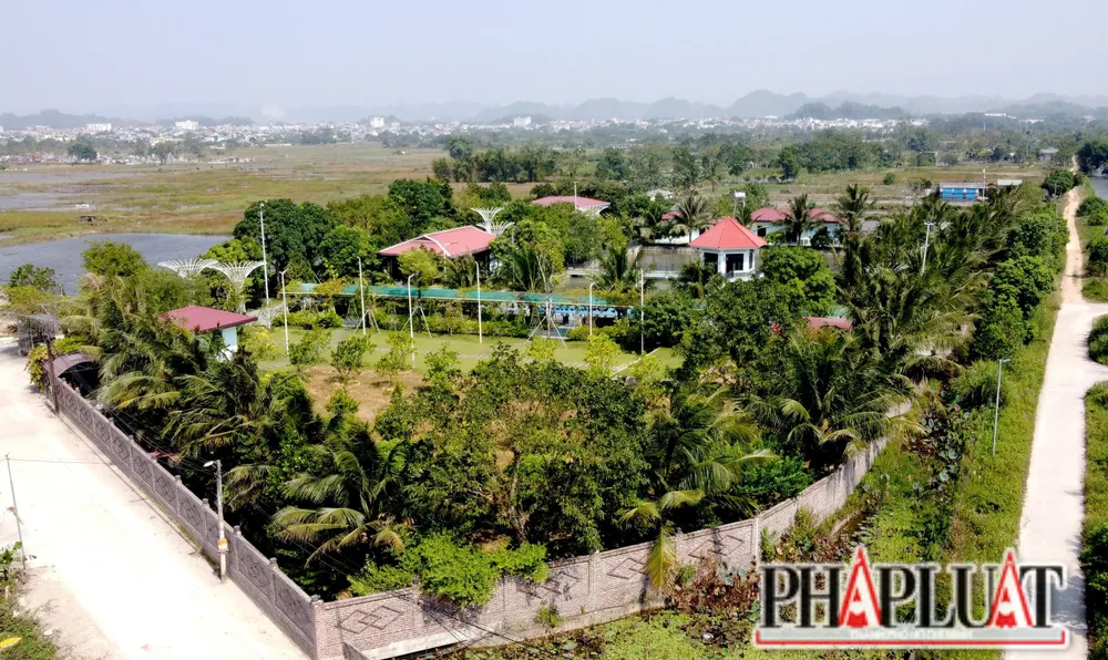 Hộ gia đình nhà bà Hứa Thị Gấm công trình kiên cố gồm nhà ở, hồ bơi, nhà bát giác.. được xây dựng trái phép trên đất nông nghiệp ở phường Phú Sơn (TX Bỉm Sơn). Ảnh: ĐẶNG TRUNG Hộ gia đình nhà bà Hứa Thị Gấm công trình kiên cố gồm nhà ở, hồ bơi, nhà bát giác.. được xây dựng trái phép trên đất nông nghiệp ở phường Phú Sơn (TX Bỉm Sơn). Ảnh: ĐẶNG TRUNG