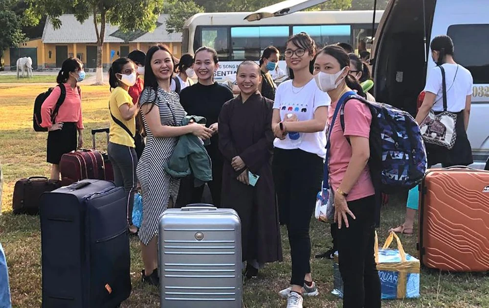 Du học sinh, người du lịch hoàn thành cách ly ở Thanh Hóa thời điểm tháng 7-2020. Ảnh: Đ.T