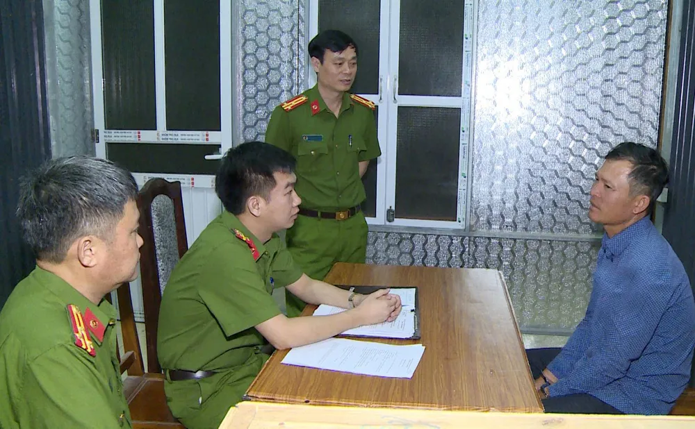 Nguyễn Văn Lê khai nhận hành vi giết người, cướp của tại cơ quan công an. Ảnh: Công an cung cấp Nguyễn Văn Lê khai nhận hành vi giết người, cướp của tại cơ quan công an. Ảnh: Công an cung cấp