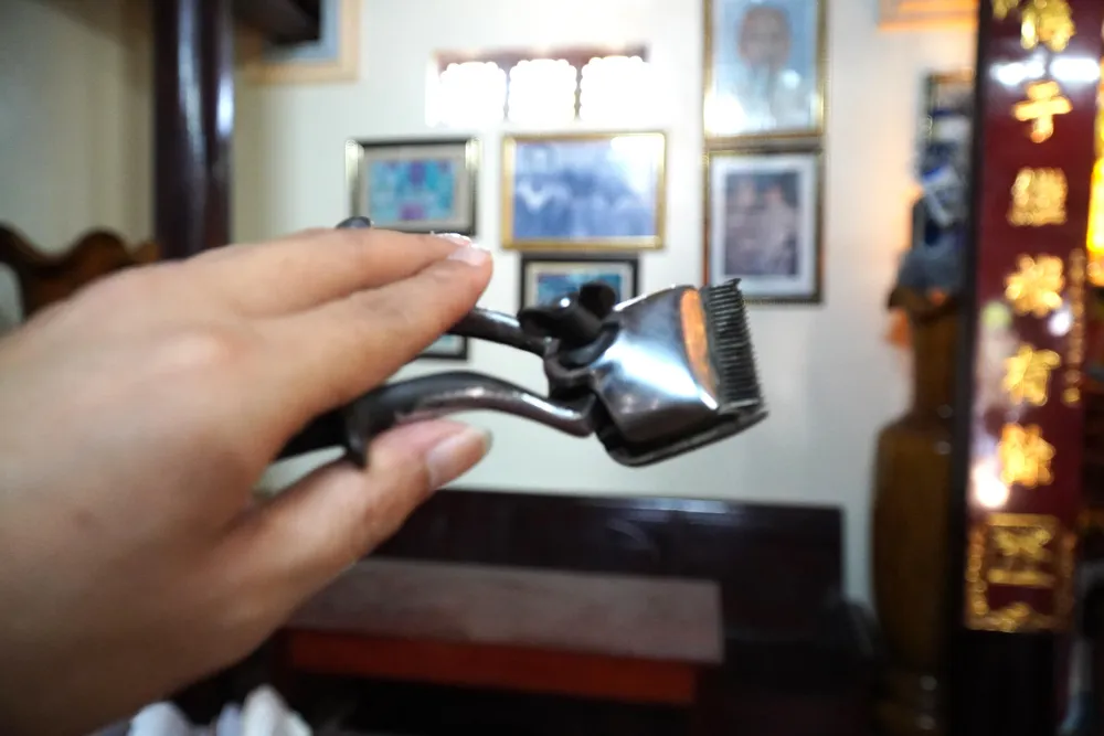 Tông đơ, kéo cắt tóc, lược trải qua thời gian đã có phần hoen rỉ, song được gia đình gìn giữ, nâng niu. Ảnh: ĐẶNG TRUNG