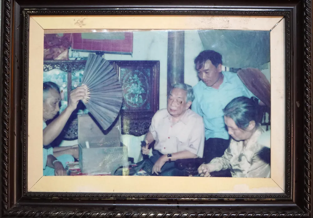 Nhà thơ Tố Hữu trong lần về thăm nhà Mẹ Tơm năm 1961 rồi sáng tác bài thơ cùng tên nổi tiếng được nhiều thế sau này thuộc lòng. Ảnh: ĐẶNG TRUNG