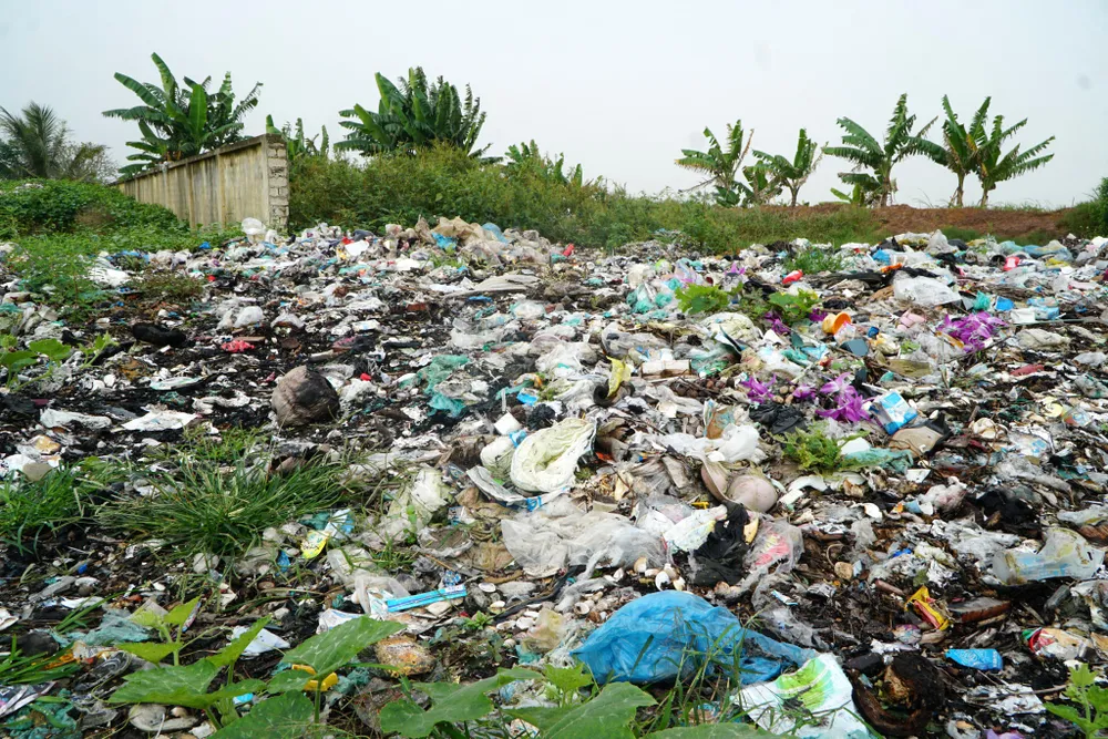 Cũng theo ông Huân, lượng rác thải tồn đọng tại khu xử lý ngày một nhiều, ảnh hưởng đến cuộc sống của người dân trên địa bàn. Ảnh: ĐẶNG TRUNG
