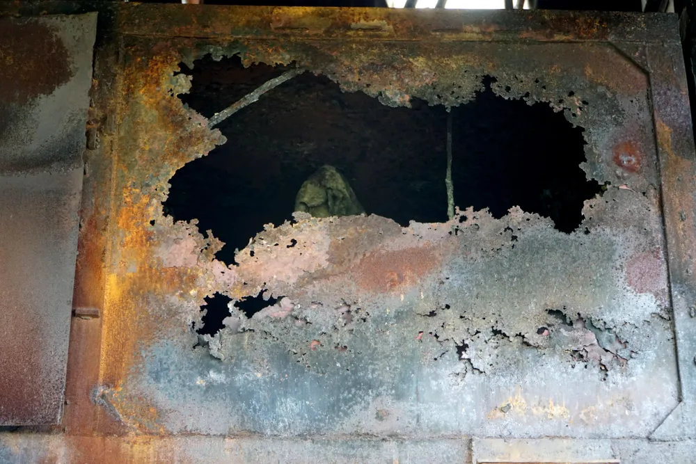 Theo thời gian công trình xuống cấp, lò đốt rác hơn 5 tỉ ngưng hoạt động nằm hoang phế phơi mưa nắng. Ảnh: ĐẶNG TRUNG