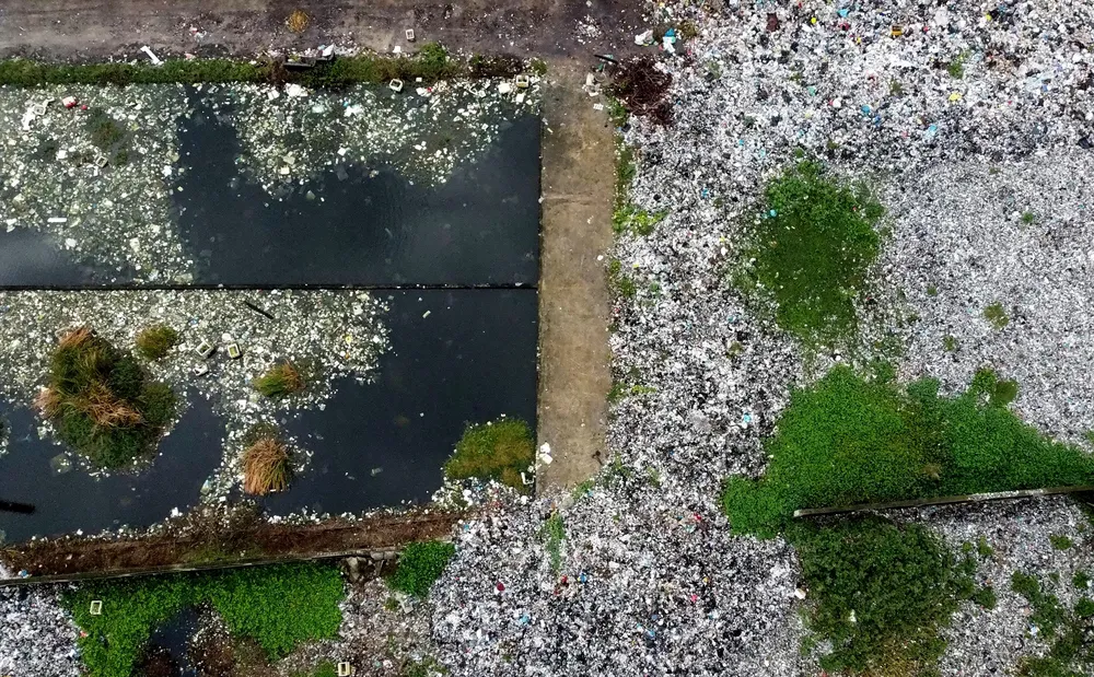 Kể từ khi ngưng hoạt động, số lượng rác tồn đọng chất thành những đống lớn bốc mùi hôi ảnh hưởng nghiêm trọng đến đời sống của người dân địa phương. Ảnh: ĐẶNG TRUNG