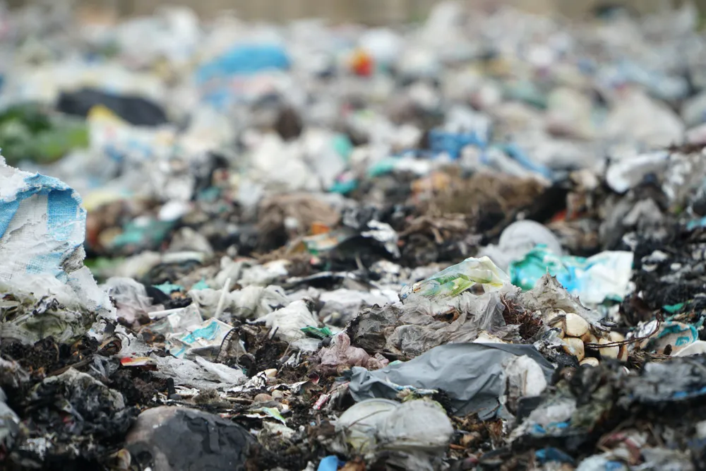 Lý giải về việc lò đốt rác ngưng hoạt động, ông Nguyễn Văn Huân Phó Chủ tịch UBND xã Hòa Lộc, cho rằng mỗi khi trời mưa gió không thể vận hành được lò đốt thì có hiện tượng ứ đọng. Ảnh: ĐẶNG TRUNG