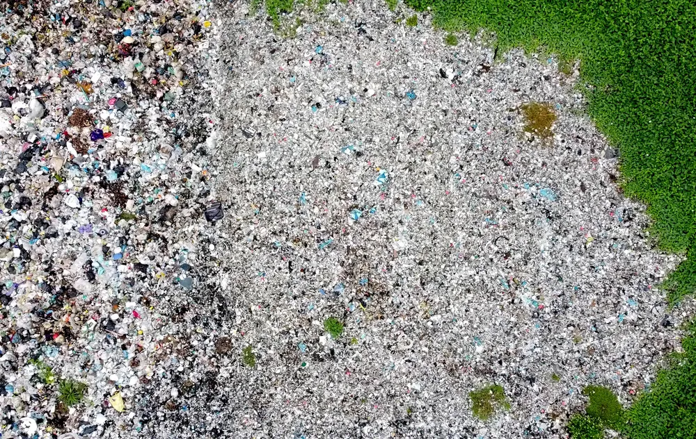 Theo người dân địa phương, mỗi khi trời trở gió thì mùi hôi thối tứ tán khắp nơi khiến người dân sống gần khu vực lò đốt rác thải bị &quot;tra tấn&quot;. Ảnh: ĐẶNG TRUNG