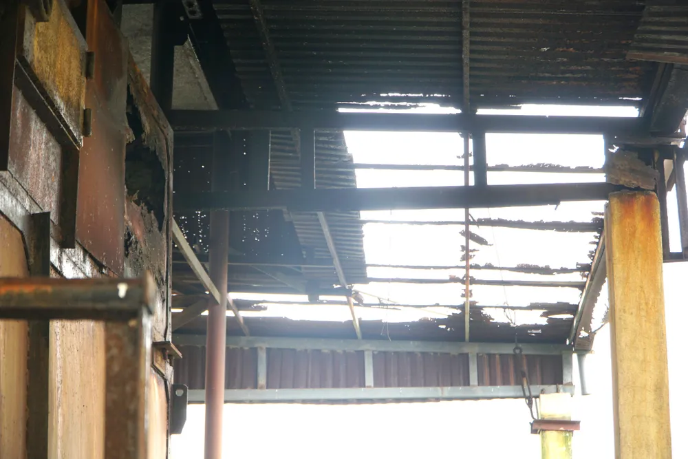 Lò đốt rác đã xuống cấp, máy che bị mục nát, tường rào đổ sập nhiều nơi. Ảnh: ĐẶNG TRUNG