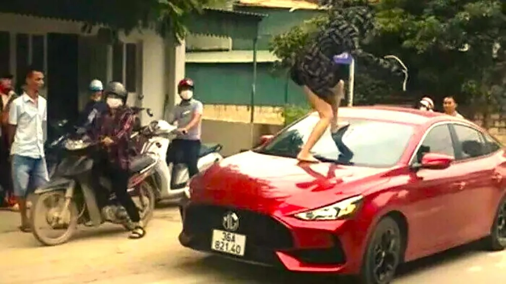 Hình ảnh Hà đạp vỡ kính ô tô để đánh ghen trên QL45. Ảnh cắt từ clip