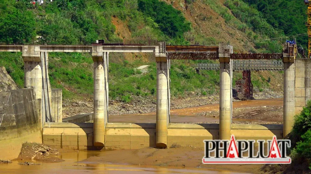 Thủy điện Hồi Xuân 3.300 tỉ đồng 'trơ gan cùng tuế nguyệt" khiến nhiều người xót xa tiếc nuối. Ảnh: ĐẶNG TRUNG Thủy điện Hồi Xuân 3.300 tỉ đồng 'trơ gan cùng tuế nguyệt" khiến nhiều người xót xa tiếc nuối. Ảnh: ĐẶNG TRUNG