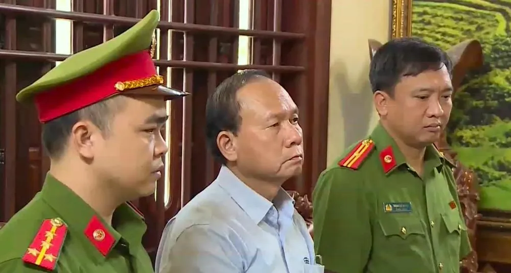 Công an Thanh Hóa đọc lệnh khởi tố bị can bắt tạm giam ông Cầm Bá Xuân. Ảnh: Công an cung cấp