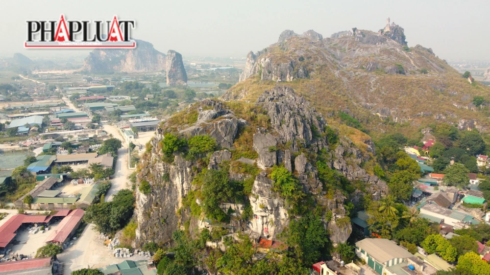 Chùa Quan Thánh tọa lạc trên vách đá cheo leo thuộc khu Di tích danh lam thắng cảnh cấp Quốc gia núi An Hoạch.