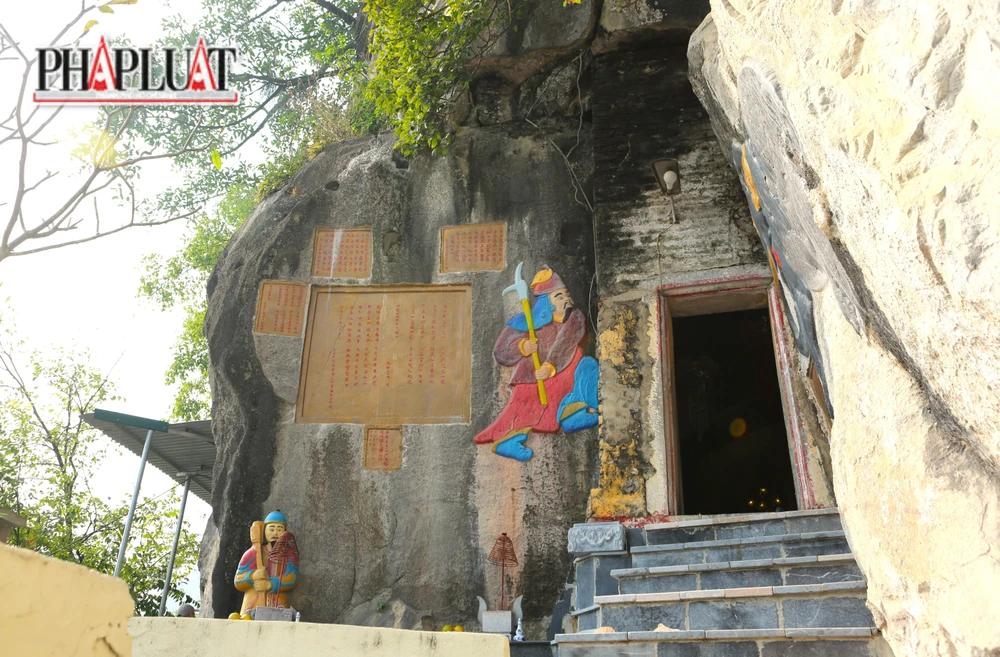 Những bút tích khắc trên đá có tuổi đời hàng trăm năm đã bị tô vẽ quá mức.