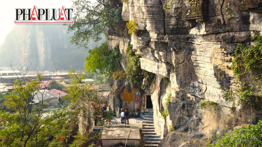 Chùa Quan Thánh nằm cheo leo trên vách đá ở núi An Hoạch (phường An Hưng, TP Thanh Hóa). Ảnh: ĐẶNG TRUNG