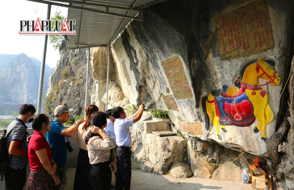 Sở VH-TT&amp;DL tỉnh Thanh Hóa đánh giá việc thay đổi yếu tố gốc của di tích, vi phạm nghiêm trọng Luật Di sản văn hóa. Ảnh: ĐẶNG TRUNG