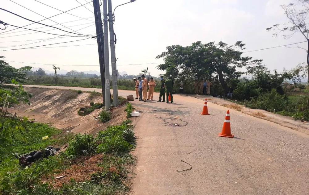 Hiện trường vụ tai nạn giao thông nghiêm trọng xảy ra ở xã Gia Thủy, huyện Nho Quan, tỉnh Ninh Bình khiến ba người trong một gia đình tử vong thương tâm. Ảnh: CACC