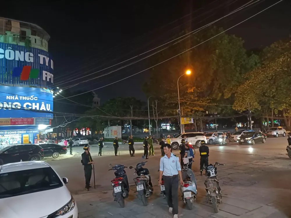 Công an thực hiện lệnh bắt, đồng thời khám xét nhà Đạt trong đêm 13-11. Ảnh: NAM PHONG