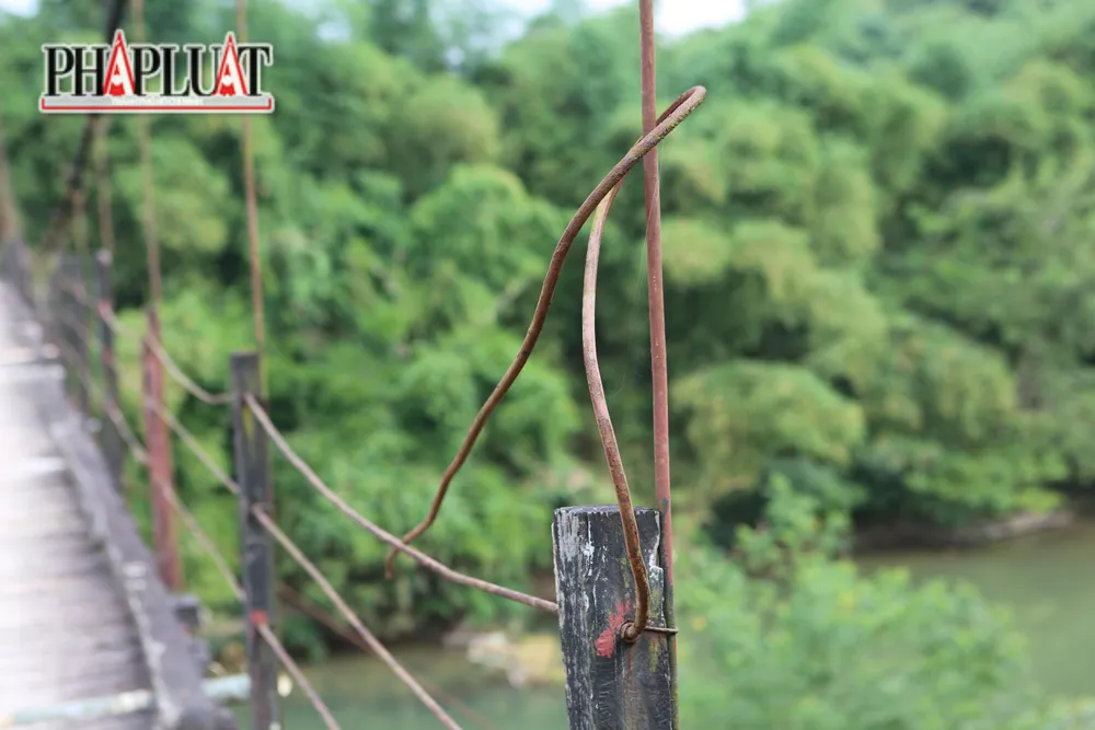 Dây thép được kết nối để bảo vệ người tham gia thông đã đứt nhiều đoạn gây nguy hiểm nếu như bị té ngã mà không được bảo vệ.